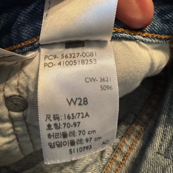 Levi’s high rise distressed Jean short size 28 like new condition - Picture 6 of 8